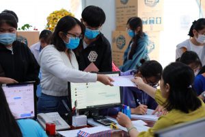 Thí sinh nộp hồ sơ xét tuyển vào trường Đại học Công nghiệp Thực phẩm TP.HCM